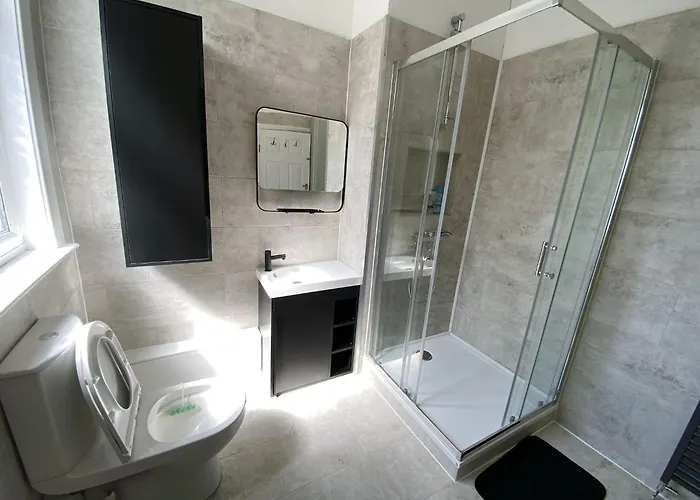 Konukevi Huge Modern To In Salford Samson Plab *