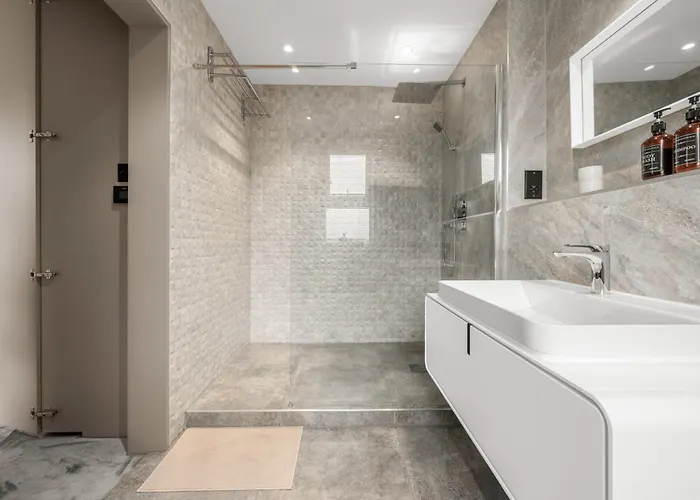 West Didsbury Retreat L Cinema L Sleeps 8 *