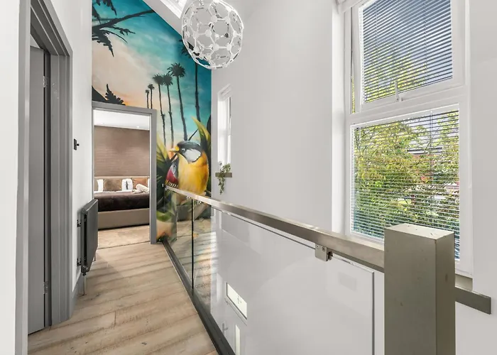 West Didsbury Retreat L Cinema L Sleeps 8 *