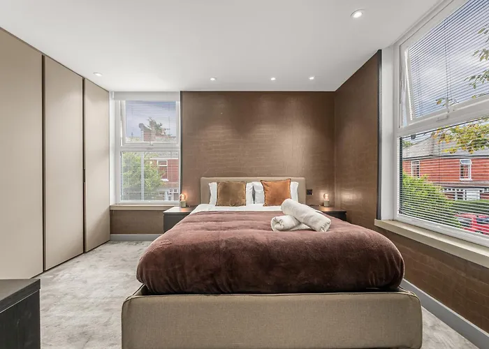 West Didsbury Retreat L Cinema L Sleeps 8 *