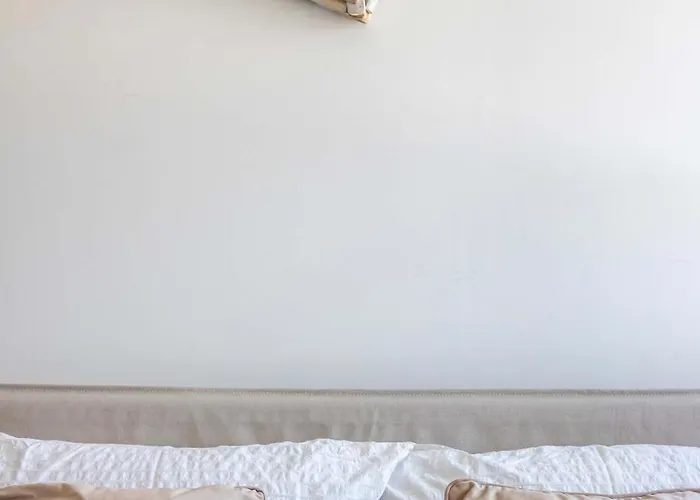 Zeni Alexandra Rise Two Bed Flat *