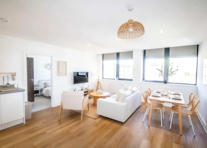 Zeni Alexandra Rise Two Bed Flat *