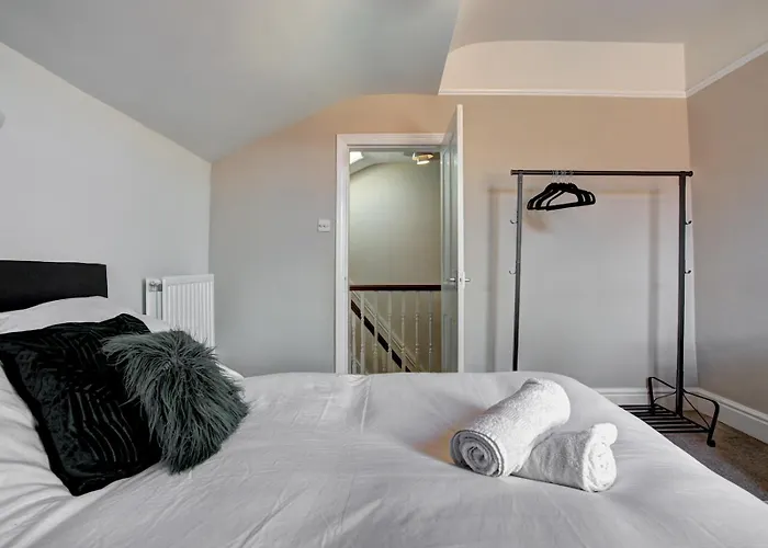 Tatil Evi Spacious Victorian Family Home In Stretford - Pass The Keys Manchester