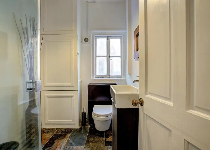 Large Victorian House In Trafford Park - Pass The Keys *