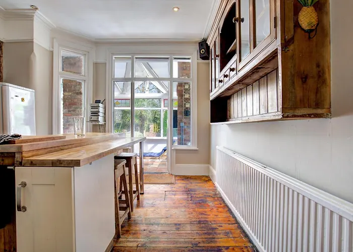 펜션 Large Victorian House In Trafford Park - Pass The Keys *