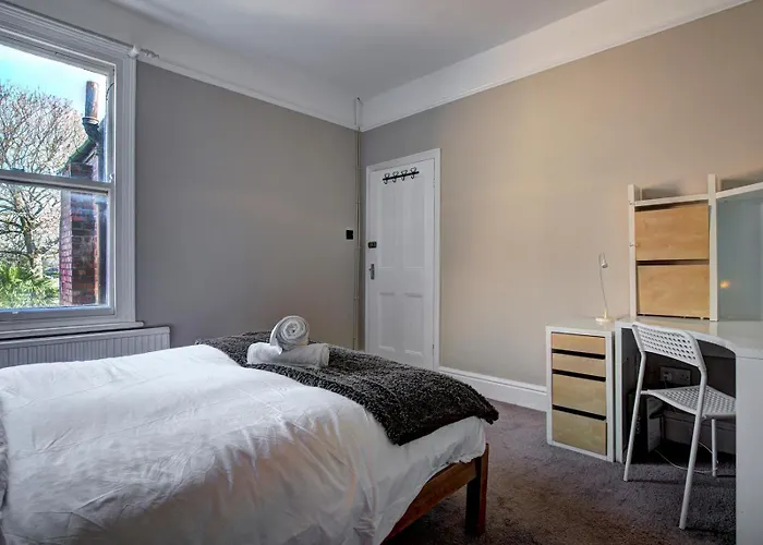 Large Victorian House In Trafford Park - Pass The Keys *