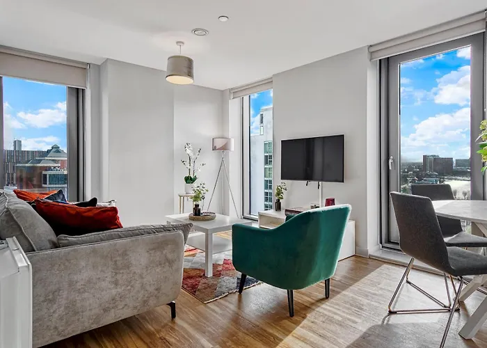 Beautiful Luxury By Media & Man Utd - Pass The Keys