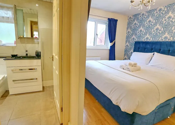 Feriehus Home Base For Manchester 4 Bed-Garden-Free Parking - Pass The Keys Manchester