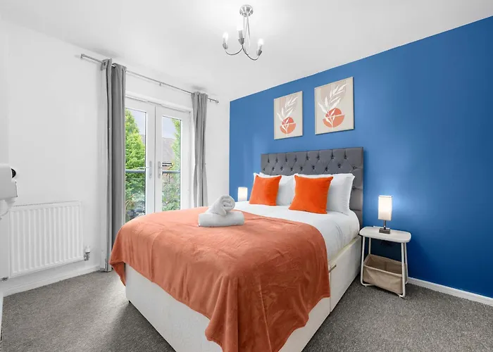 Luxury 4 Bed Home, Garden, Parking, 3 Baths * Manchester