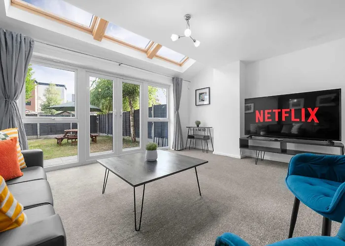 Luxury 4 Bed Home, Garden, Parking, 3 Baths Nyaraló