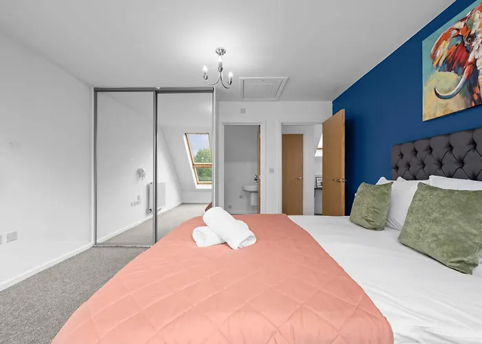 Luxury 4 Bed Home, Garden, Parking, 3 Baths