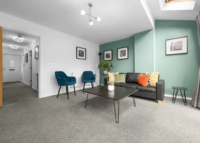 Luxury 4 Bed Home, Garden, Parking, 3 Baths Nyaraló Manchester