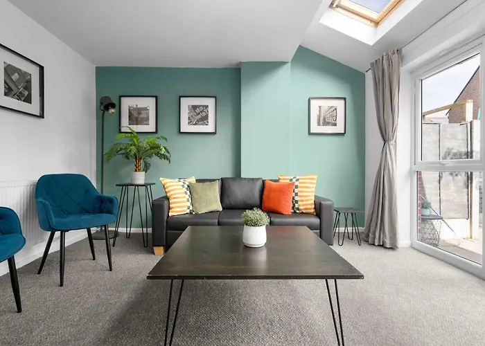 Luxury 4 Bed Home, Garden, Parking, 3 Baths Tatil Evi *