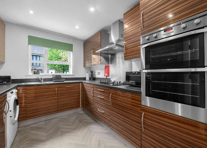 Luxury 4 Bed Home, Garden, Parking, 3 Baths