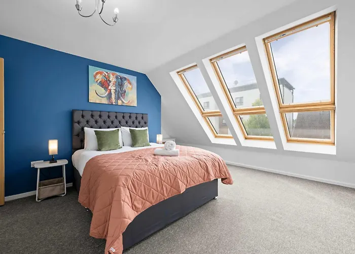 Dom wakacyjny Luxury 4 Bed Home, Garden, Parking, 3 Baths