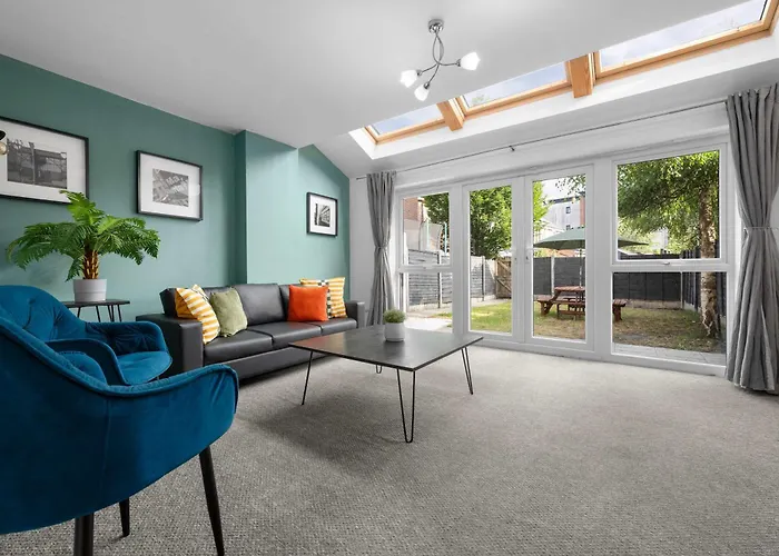 Luxury 4 Bed Home, Garden, Parking, 3 Baths *