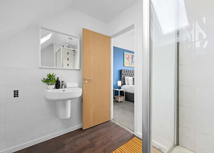 Luxury 4 Bed Home, Garden, Parking, 3 Baths Manchester