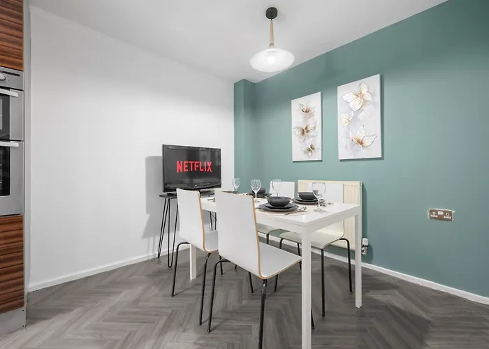 Dom wakacyjny Luxury 4 Bed Home, Garden, Parking, 3 Baths