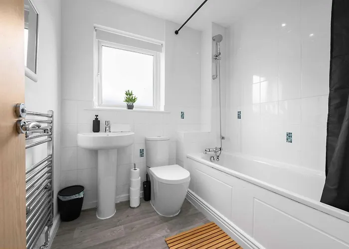 Luxury 4 Bed Home, Garden, Parking, 3 Baths Nyaraló *