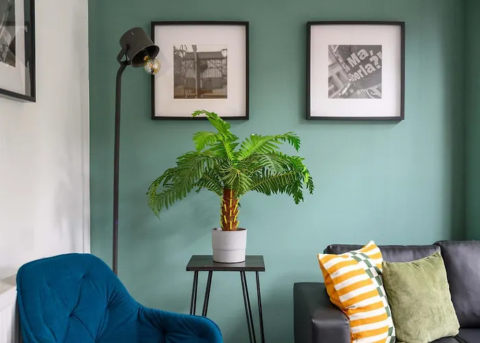 Luxury 4 Bed Home, Garden, Parking, 3 Baths *