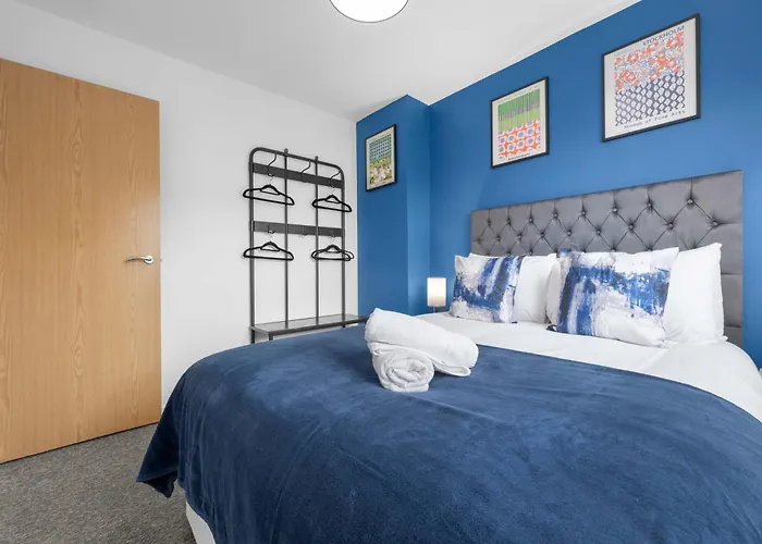 Luxury 4 Bed Home, Garden, Parking, 3 Baths Dom wakacyjny Manchester