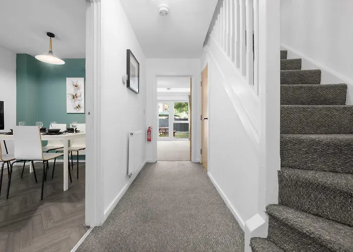 Luxury 4 Bed Home, Garden, Parking, 3 Baths * Manchester