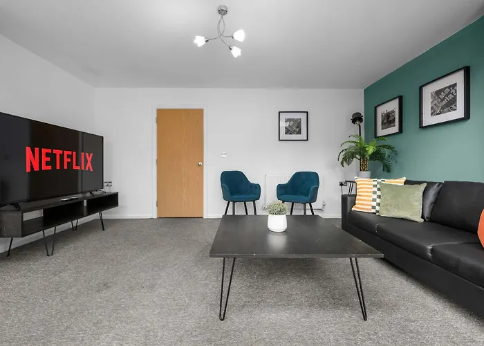 Luxury 4 Bed Home, Garden, Parking, 3 Baths Nyaraló *