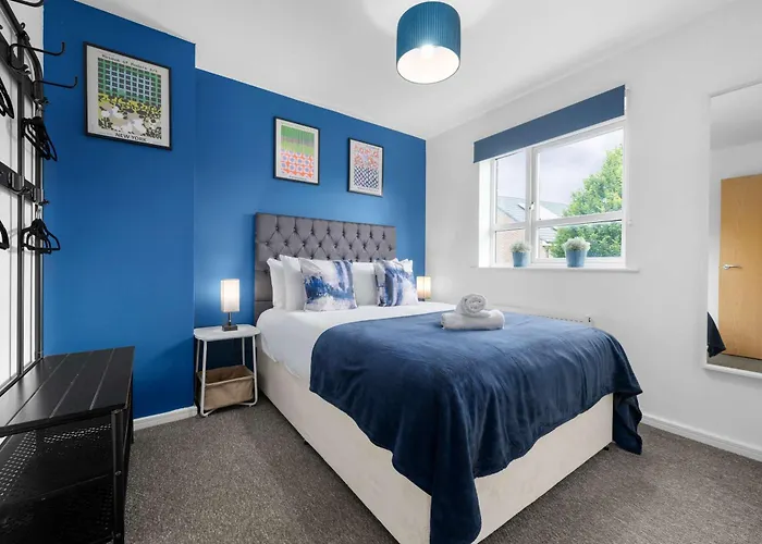 Luxury 4 Bed Home, Garden, Parking, 3 Baths Manchester