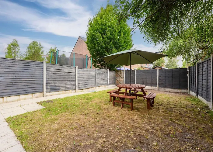 Dom wakacyjny Luxury 4 Bed Home, Garden, Parking, 3 Baths *