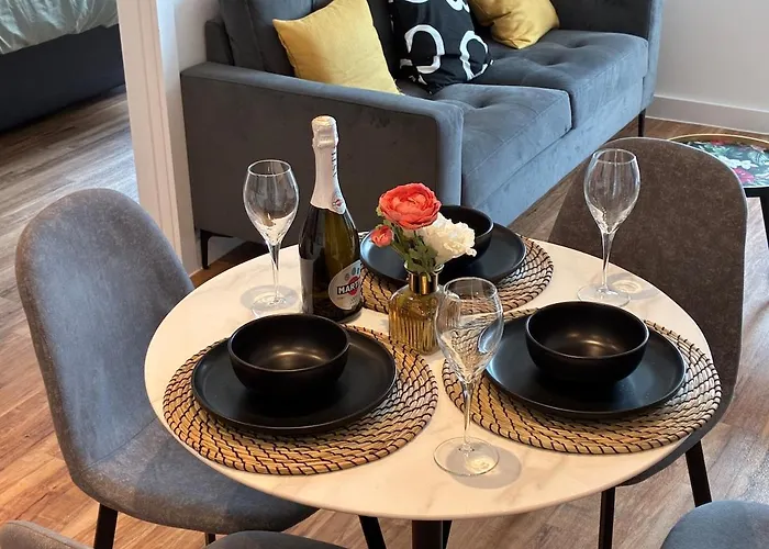 Luxury 2 Bed 13th Floor View Of Old Trafford Apartment