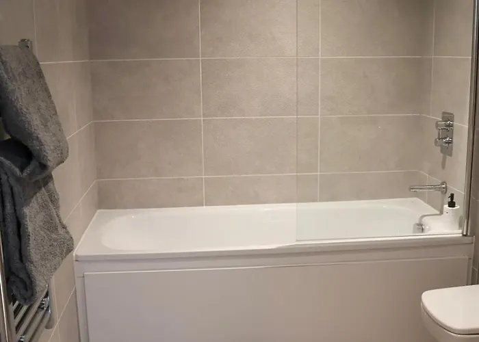 Luxury 2 Bed 13th Floor View Of Old Trafford Apartment *