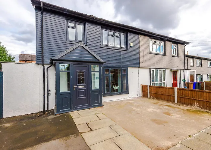 3br Salford Sleeps 7 Kitchen Parking Manchester