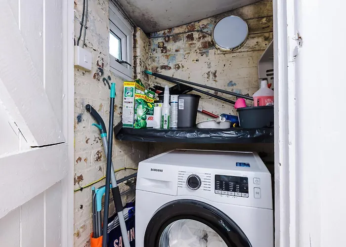 3br Salford Sleeps 7 Kitchen Parking Manchester