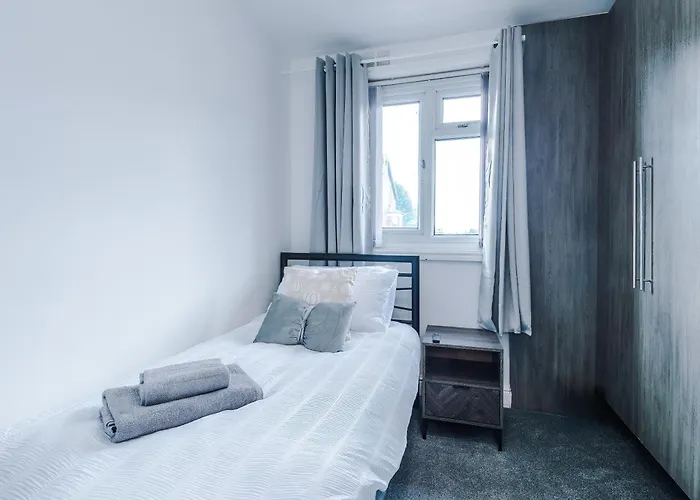 3br Salford Sleeps 7 Kitchen Parking * Manchester