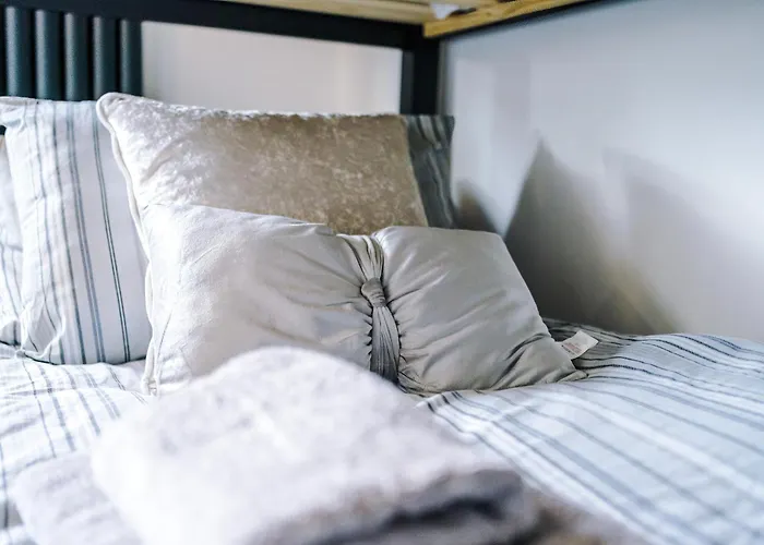 Dom wakacyjny 3br Salford Sleeps 7 Kitchen Parking