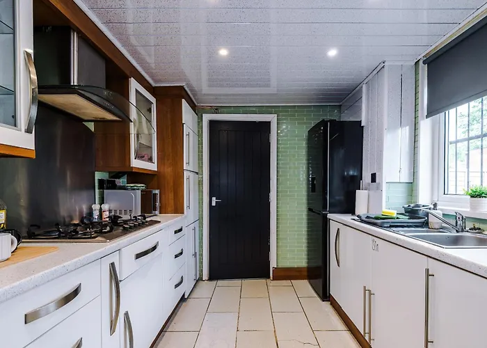 3br Salford Sleeps 7 Kitchen Parking Manchester