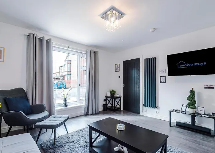 Prázdninový dům 3br Salford Sleeps 7 Kitchen Parking