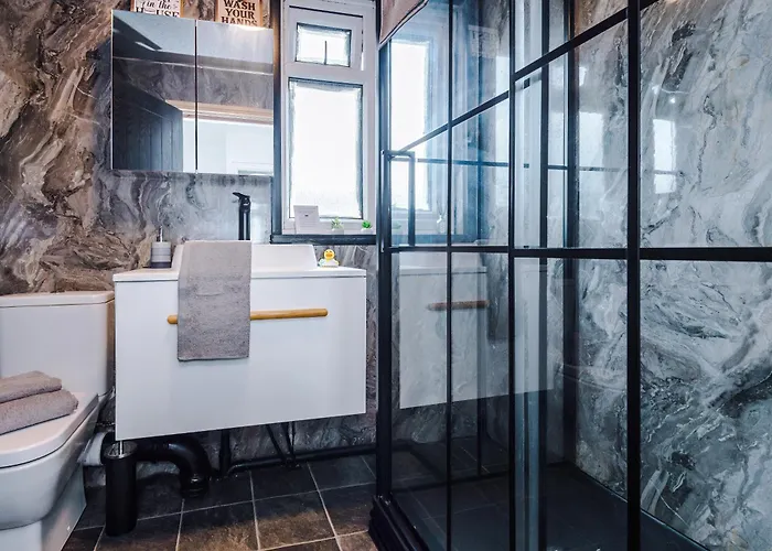 Prázdninový dům 3br Salford Sleeps 7 Kitchen Parking *