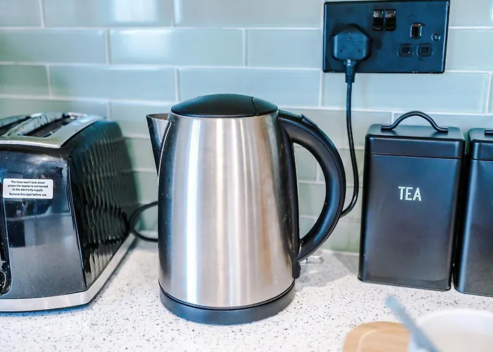 3br Salford Sleeps 7 Kitchen Parking Manchester