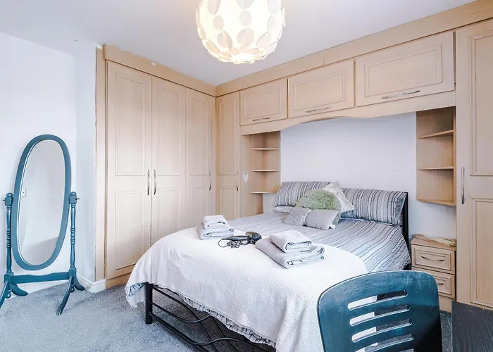 3br Salford Sleeps 7 Kitchen Parking *