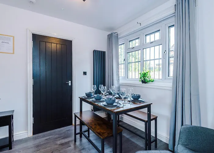 3br Salford Sleeps 7 Kitchen Parking Manchester