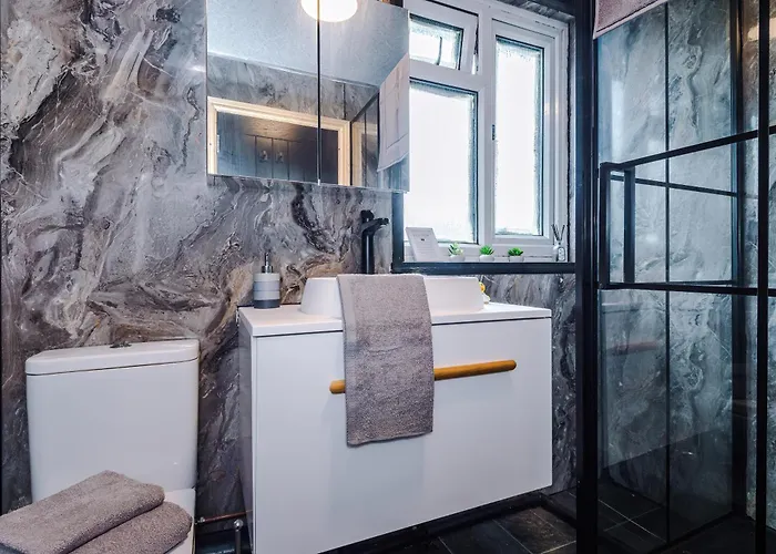 3br Salford Sleeps 7 Kitchen Parking * Manchester