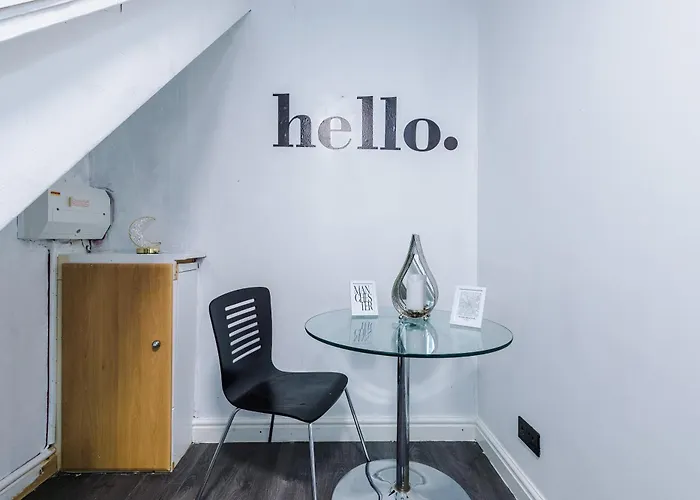 3br Salford Sleeps 7 Kitchen Parking