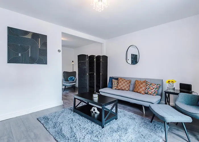 Feriehus 3br Salford Sleeps 7 Kitchen Parking