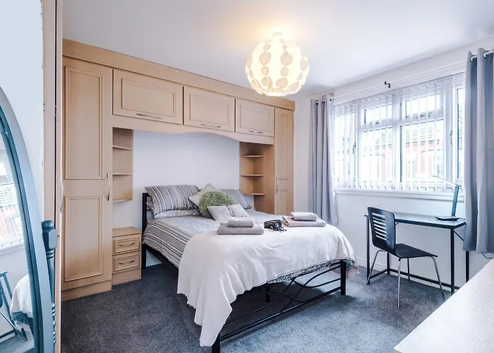 3br Salford Sleeps 7 Kitchen Parking *