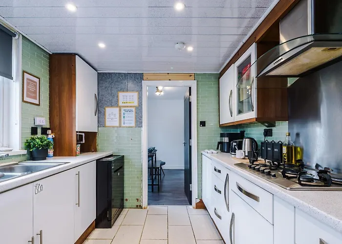 3br Salford Sleeps 7 Kitchen Parking Manchester