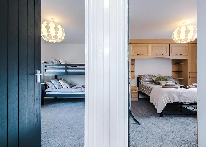 3br Salford Sleeps 7 Kitchen Parking