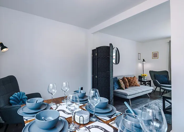 3br Salford Sleeps 7 Kitchen Parking *