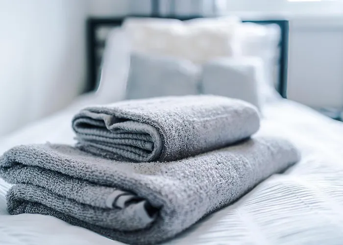 3br Salford Sleeps 7 Kitchen Parking Manchester