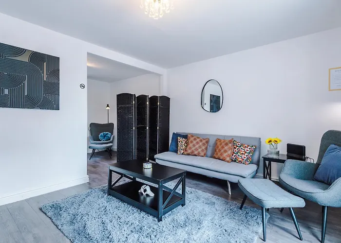 Prázdninový dům 3br Salford Sleeps 7 Kitchen Parking